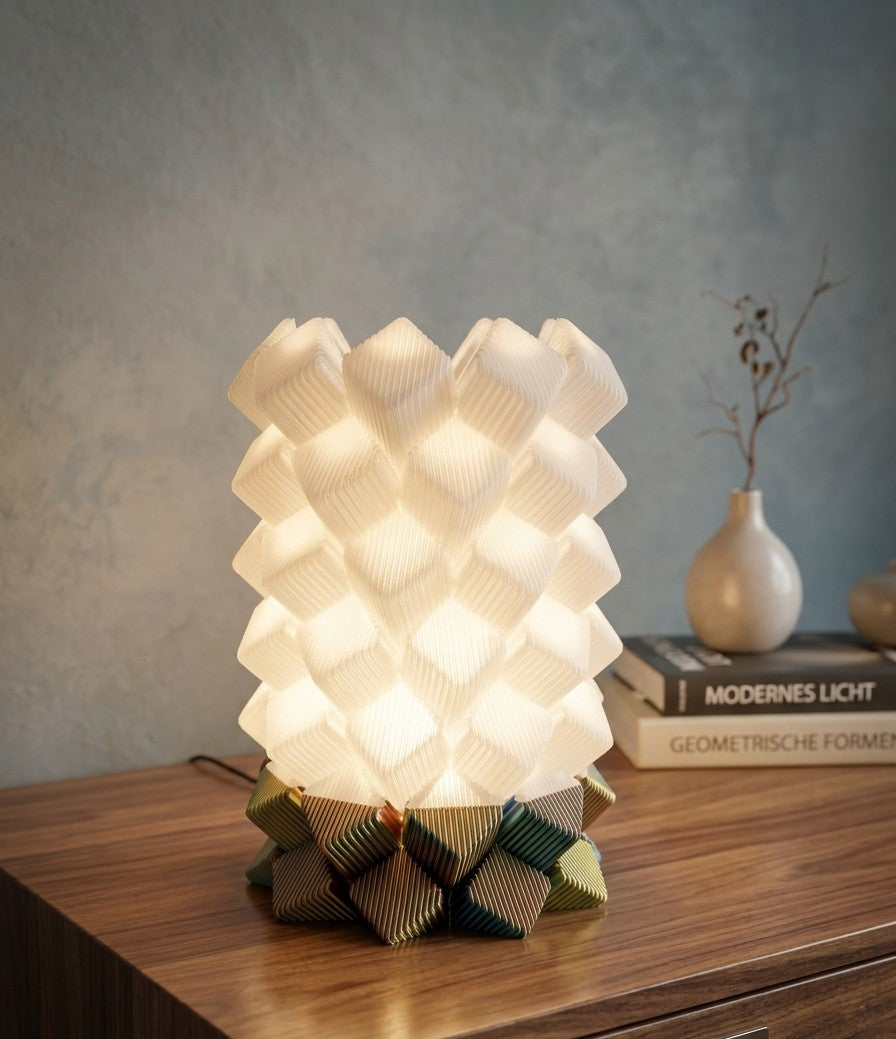 LED-Tischleuchte "ChromaCube" im geometrischen 3D-Design