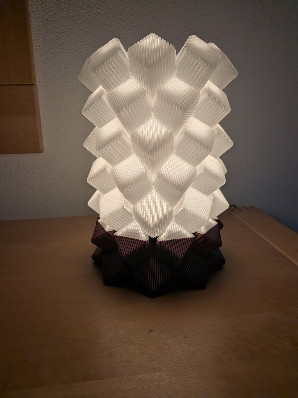 LED-Tischleuchte "ChromaCube" im geometrischen 3D-Design