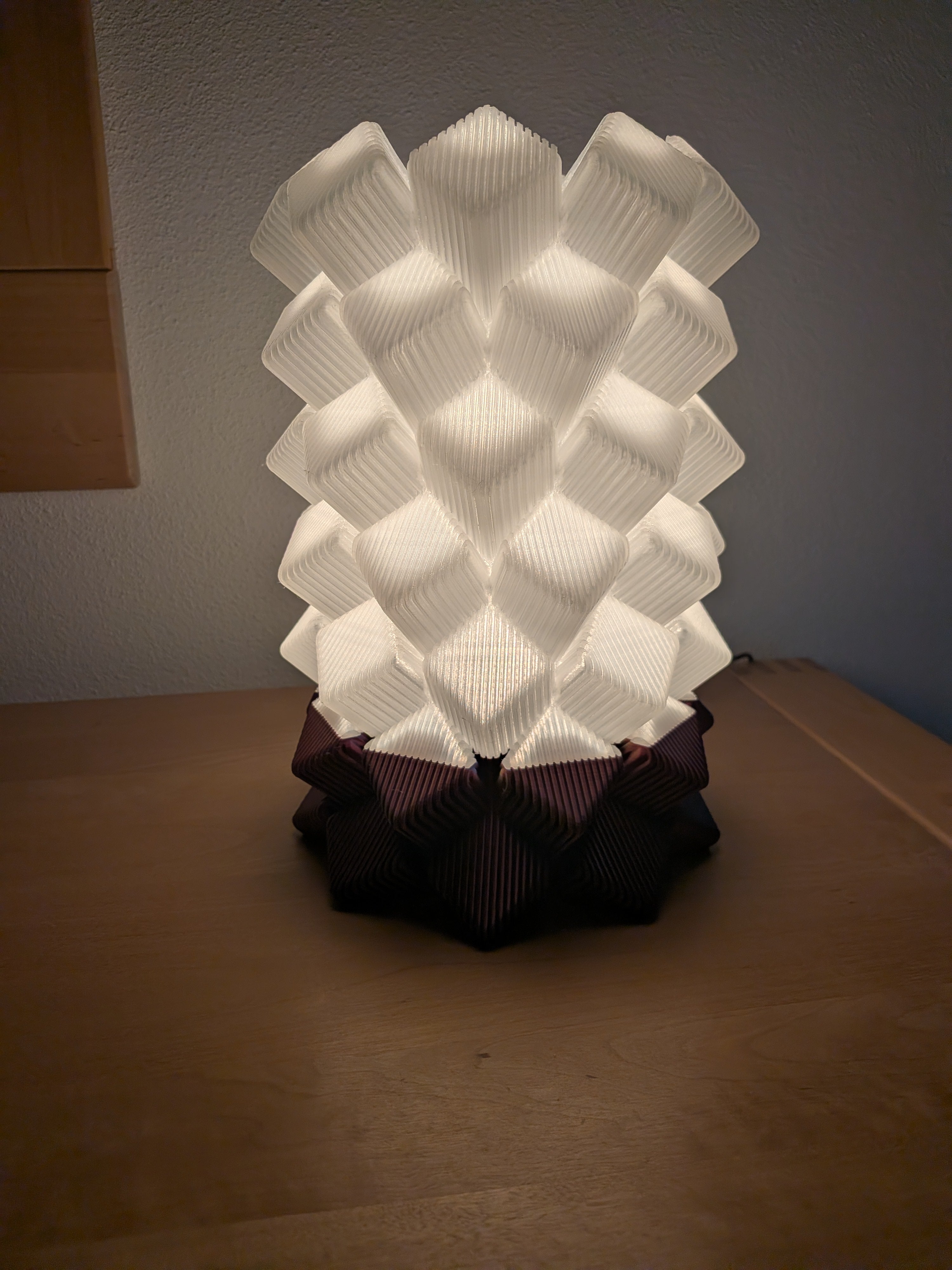 LED-Tischleuchte "ChromaCube" im geometrischen 3D-Design