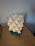 Geometrische Design-Tischleuchte im Origami-Look