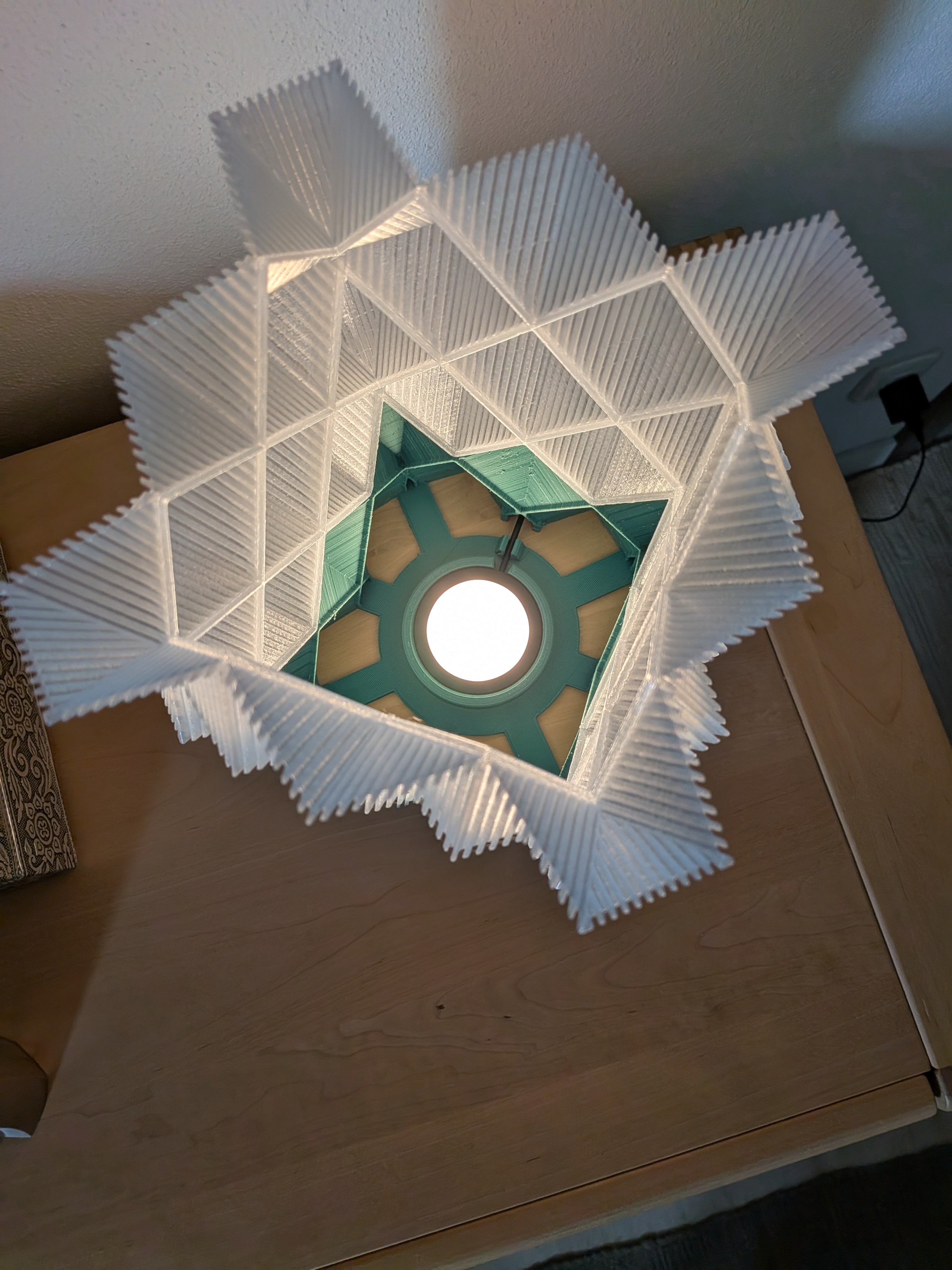 Geometrische Design-Tischleuchte im Origami-Look