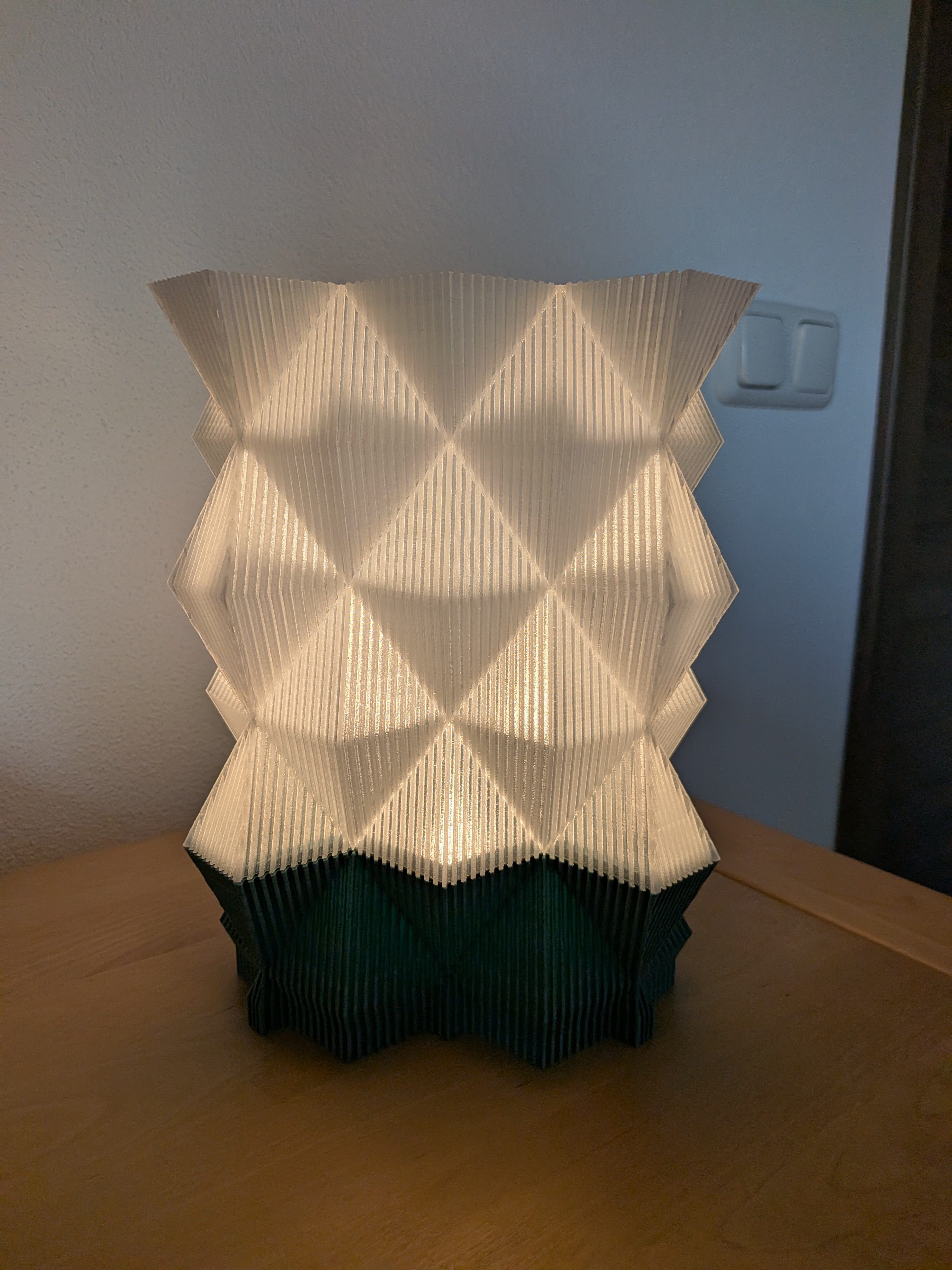 Geometrische Design-Tischleuchte im Origami-Look