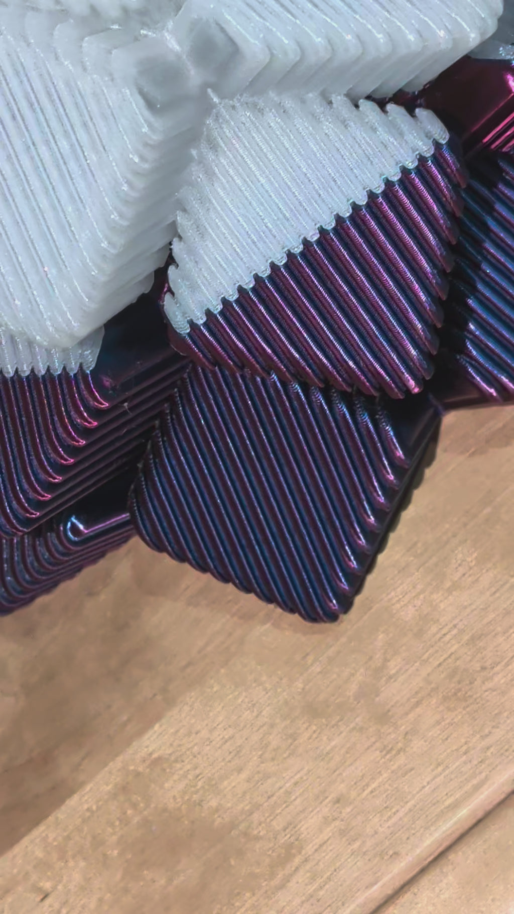 LED-Tischleuchte "ChromaCube" im geometrischen 3D-Design