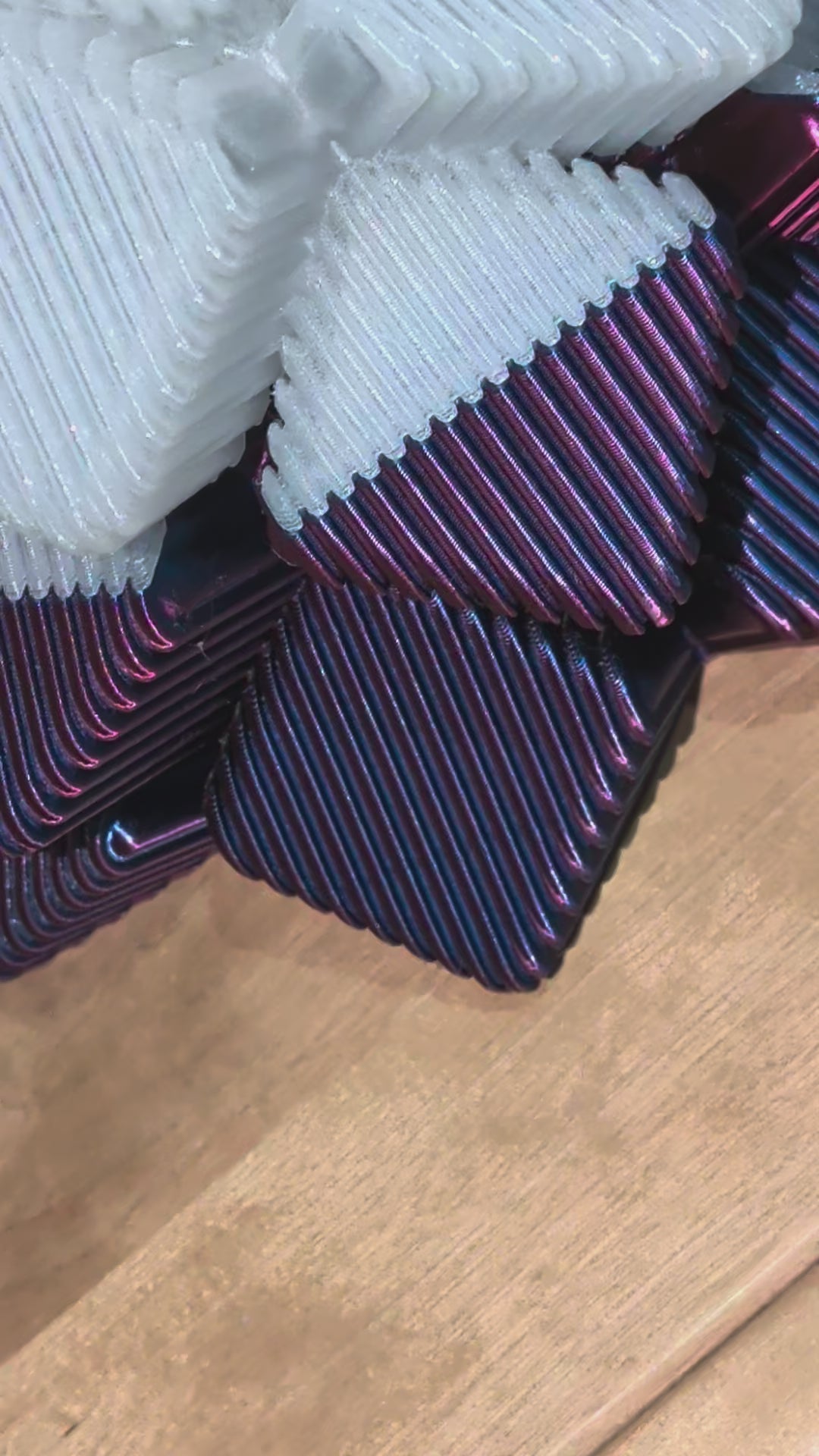 LED-Tischleuchte "ChromaCube" im geometrischen 3D-Design