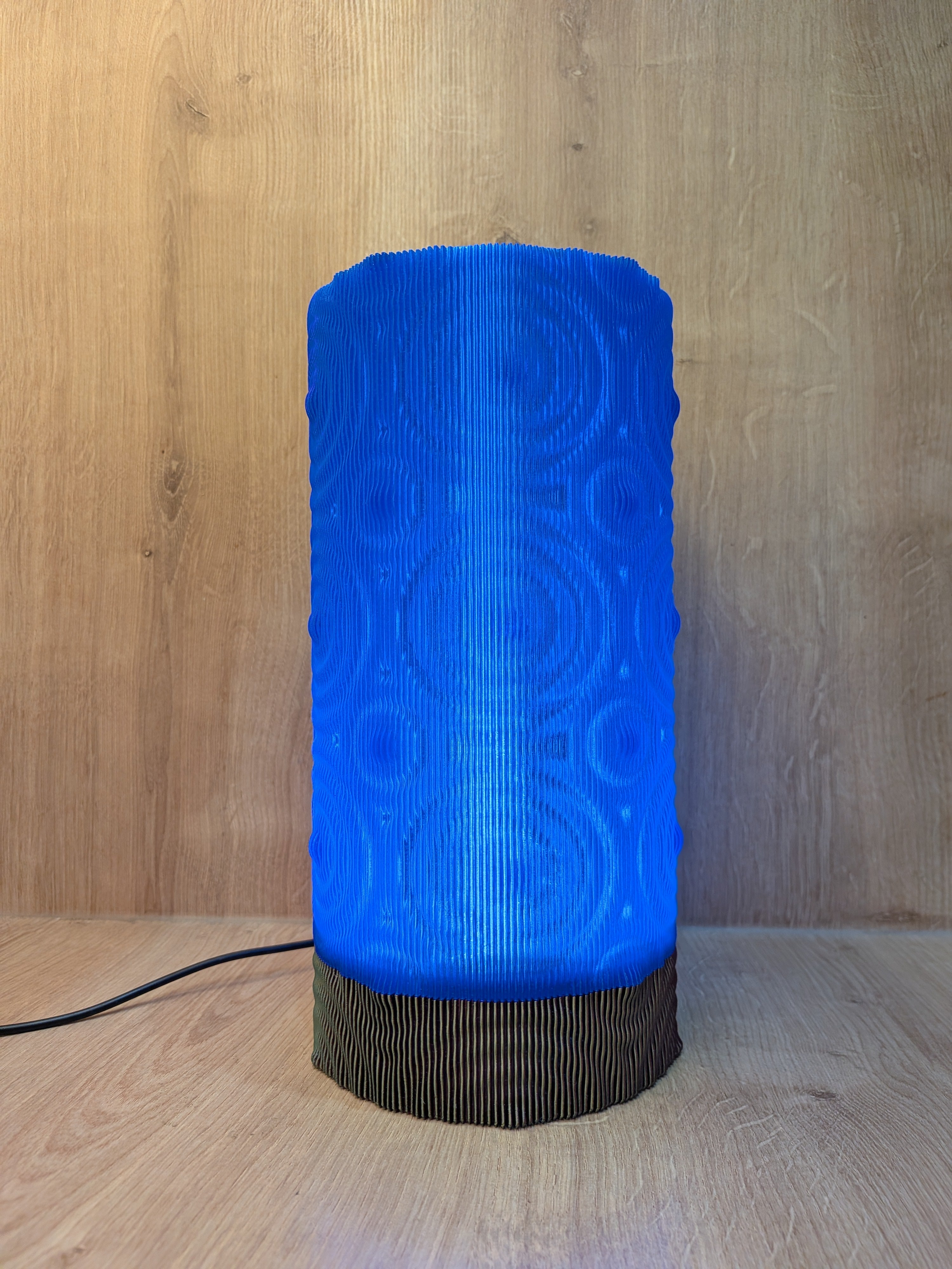 Moderne LED-Tischlampe im faszinierenden 3D-Wellen-Design