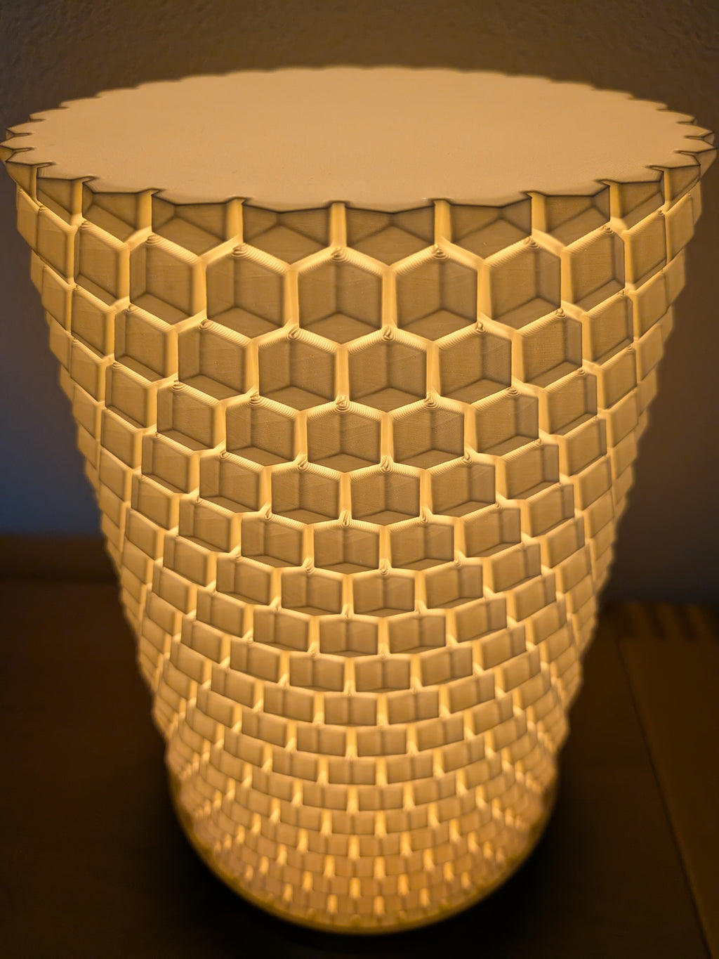 3D-Waben LED-Tischleuchte "Hexagon" – Edler Standfuß mit Gold-Silber-Farbverlauf & USB-Anschluss