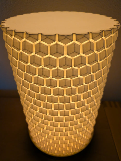 3D-Waben LED-Tischleuchte "Hexagon" – Edler Standfuß mit Gold-Silber-Farbverlauf & USB-Anschluss