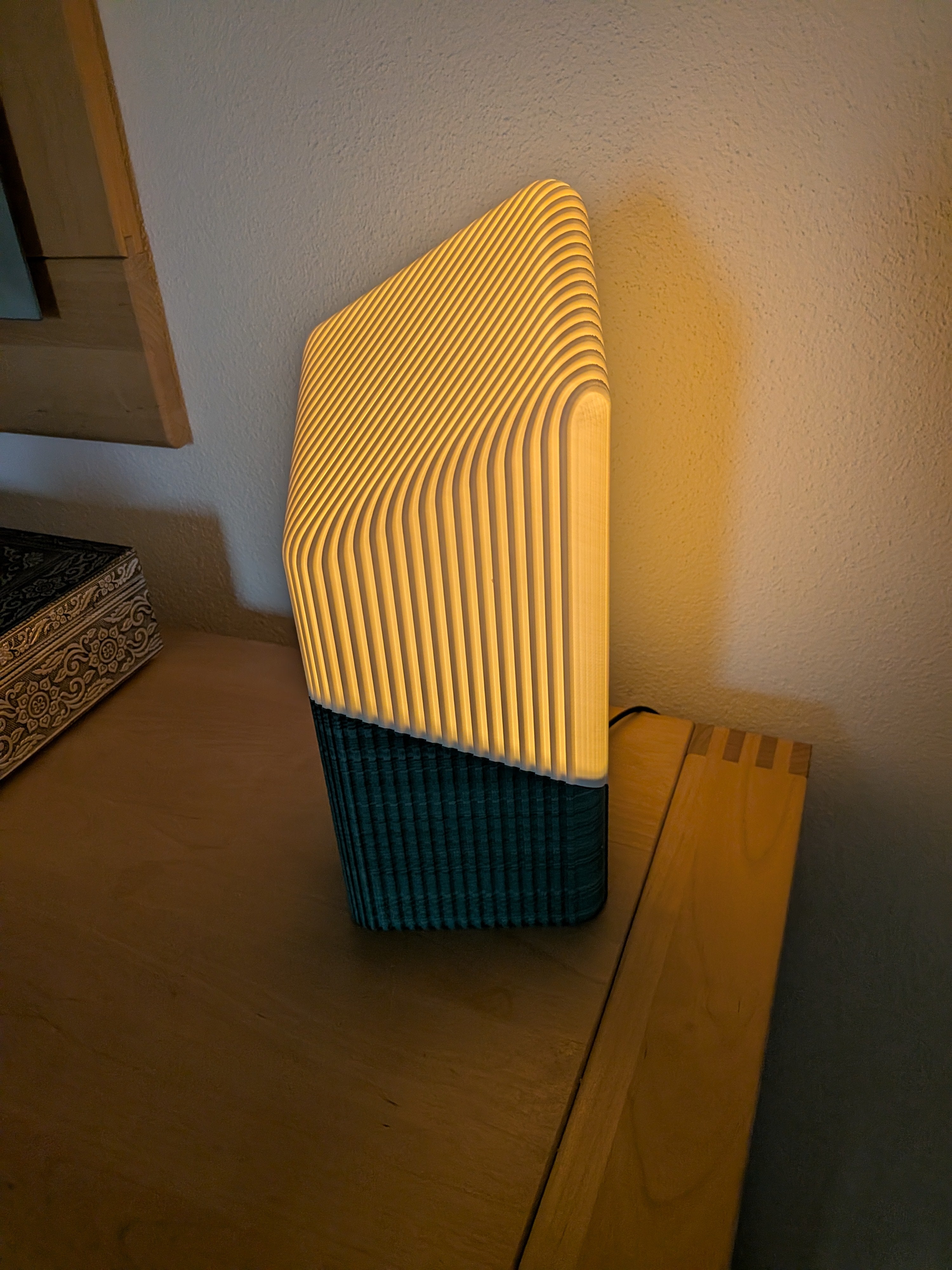 Moderne LED-Tischleuchte "Geo-Ribbon" in 3D-Rillenoptik – Zweifarbig Weiß & Multicolour-Grün (27 cm, USB)